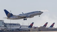 След отказ на двигател: Самолет на United Airlines се върна аварийно във Вашингтон