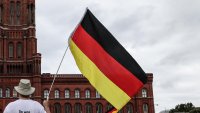 Германски гей депутат подаде оставка след разкритие за дете от сурогатна майка