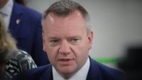 В кадър: Британският министър за отношенията с ЕС пристигна на посещение у нас