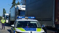 На Подбалканския път: Камион спука гума в движение и едва не премаза кола