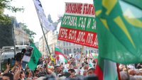 Поддръжници на лева се събраха пред парламента, блокираха движението