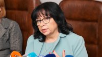 Петкова към пенсионерите: Еврото няма да намали пенсиите ви