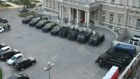 Подготовка за ескалация: Откриха бухалки в джип пред офис на партията на Вучич