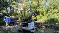 В кадър: Започна почистването на "Скритото езеро" в Южен парк