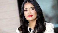 Салма Хайек на 59 г., шашна по бански