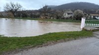 Река Черни Лом прелива при с. Априлово, призоваха за евакуация СНИМКИ