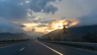 Автобус със сръбски туристи е нападнат с камъни в Гърция
