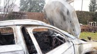 Вижте как двама маскирани мъже палят колата на кмета на Бистрица ВИДЕО