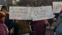 Млади лекари излизат на протест пред парламента