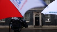 На Острова: Крайната десница разполага с ново оръжие - очарователни млади жени