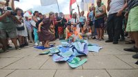 В кадър: Протестиращи настояват за запазване на лева 