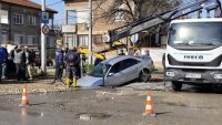 Кола пропадна в дупка от ВиК авария в 