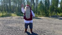 Дайте вода на елените... Дядо Коледа се мъчи в рекордната жега в Лапландия