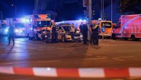 Гей парадът в Берлин завърши с кръв, издирват ислямист, врязал се в тълпата СНИМКИ