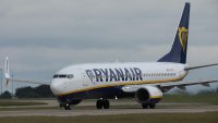 Разследват Ryanair: карали родители да плащат, за да седят с децата си 