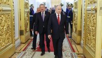 Два телефона и приложение: Как руснаците заобикалят дигиталната желязна завеса на Путин