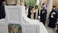Вартоломей отслужи трисагий на гроба на патриарх Неофит