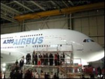 Airbus A380 е звездата на авиосалона във Франция