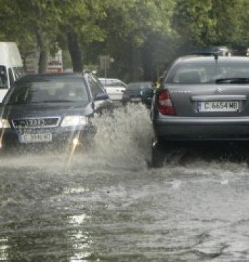 Градушка и проливен дъжд блокираха София