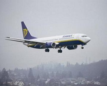 Нискотарифният авиопревозвач Ryanair увеличи печалбата си с 20%