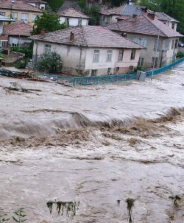 Една жена загина при новите порои, стихията спря влакове