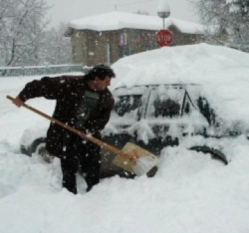 Снегът започна да парализира  България