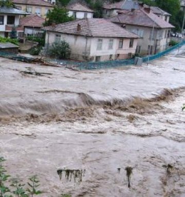 Водна стихия заплашва Смолянско