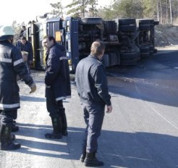 Цистерна с 10 тона пропан-бутан се преобърна в канавка