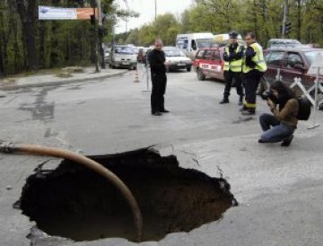 Дупка глътна джип в &quot;Слатина&quot;