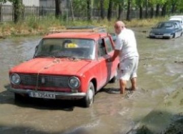 Варненските улици се превърнаха в кални реки