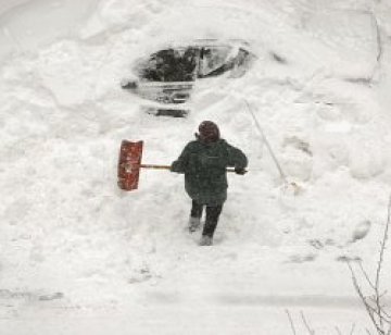 Бури блокираха части от САЩ, пускат пакети храна на бедстващите