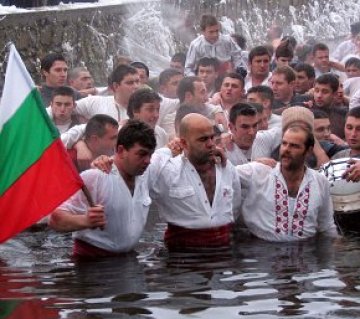 Земя се дъни, лед се троши с мъжко хоро под „Майце си“