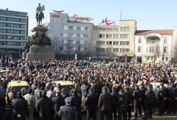 Яйца се размазаха по парламента