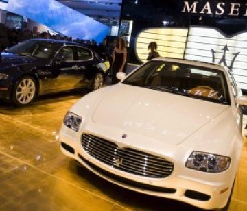 Maserati coupe сваля дрехите в Женева