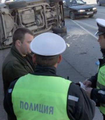 Рено се блъсна в автобус, той пък – в блок