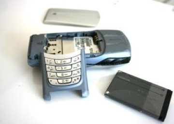 Nokia 6801, най-продаваният телефон в света за незнам си коя година, днес е труп. Най-продаван заради възможността да пишеш SMS на китайски.... че с тия 40 или 80 хил йероглифа няма къде да ги съберат в няколко бутончета. Снимка: АЗ