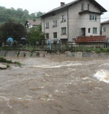 Проливен дъжд наводни 70 къщи в софийско село