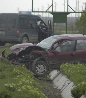 Пиян премачка двама седнали на сянка дядовци