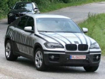 Новият кросоувър на BMW сниман почти без маскировка