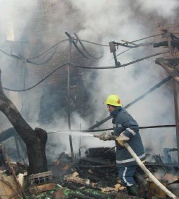 Дете и бременната му майка обгоряха при пожар в къща