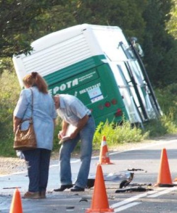 Автобус се натресе в камион, загина млада жена