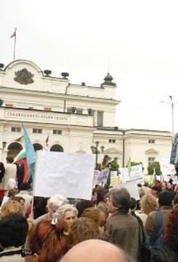 По данни на синдикатите около 75 000 са протестиращите учители, оградили Парламента. Снимка: Dnes.bg