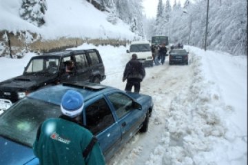 Няколко прохода са затворени, пътищата са мокри