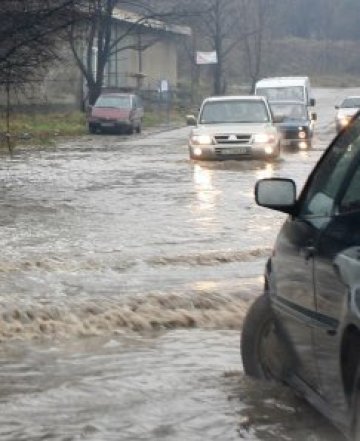 Дъждът пък удави държавата