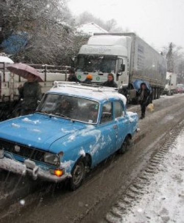 Затворени проходи, мъгла по пътя