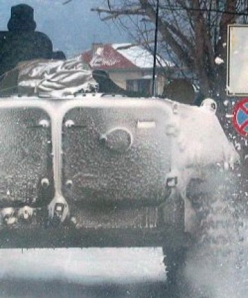 Журналисти яхнаха БТР да спасяват бедстващи, потънаха и те в снега