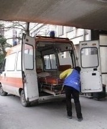 Катастрофа на заледен път прати 11 души в болница