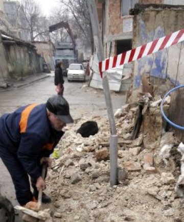 Тухли и мазилка се стовариха върху жена