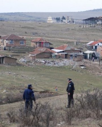 Търсят забравеното от баща си дете в кладенци