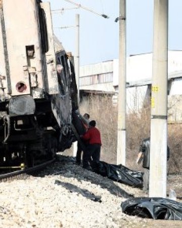 Търсят още трупове в изгорелите вагони